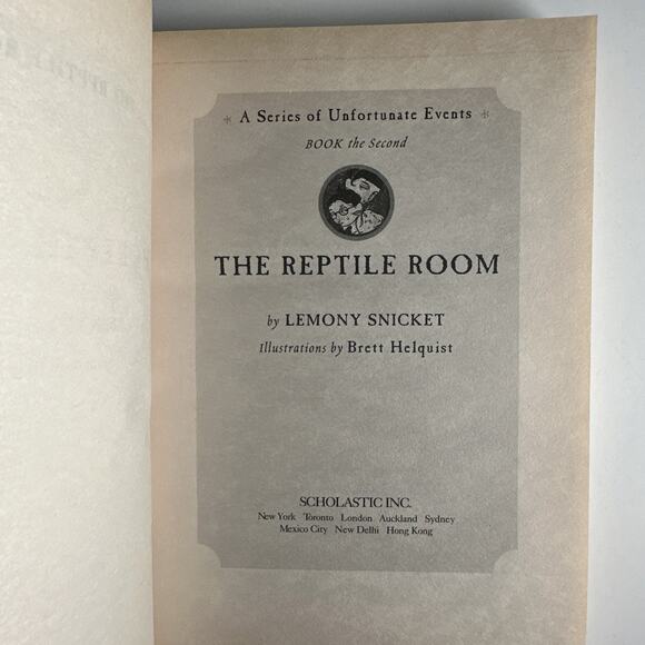 A Series of Unfortunate Events #2: The Reptile Room (Softcover) - Picture 8 of 9
